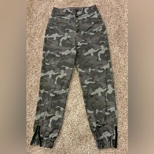 Express Sz 6L Extreme High Rise Camo Cargo Joggers